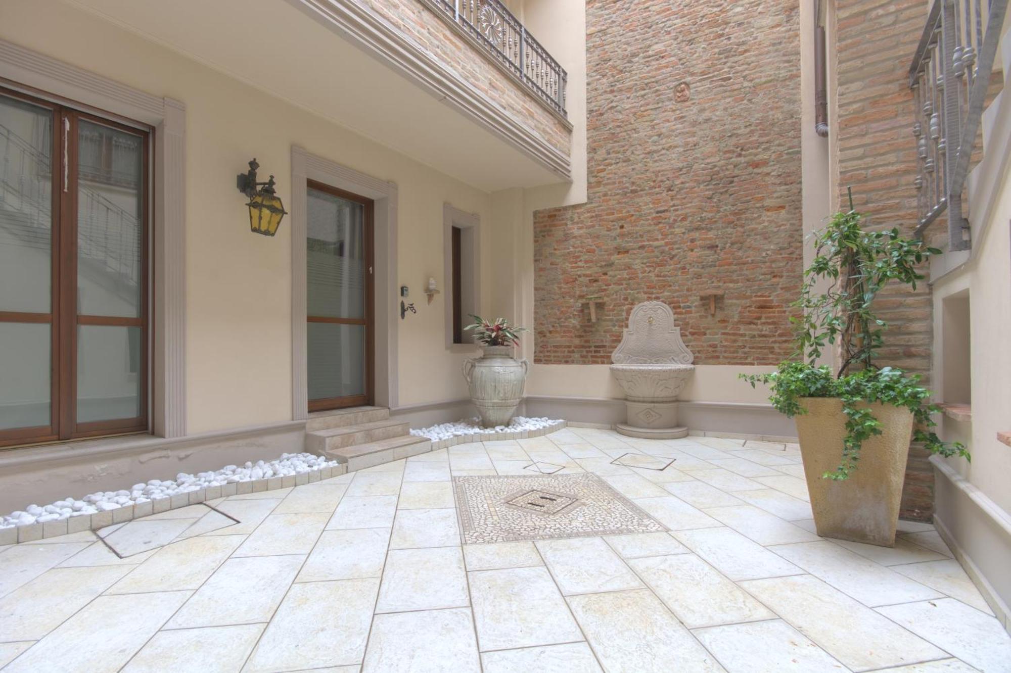 Imola Suites Exterior photo